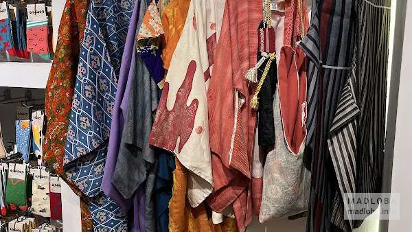 Одежда и аксессуары в Social Concept Store ESKI