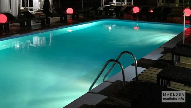 Бассейн в ночное время в Soho Lounge Batumi