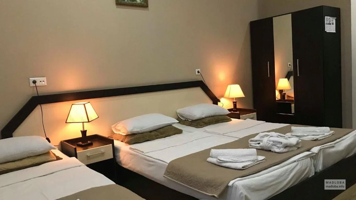 Интерьер спальни в номере отеля "Batumi Summer Hotel"