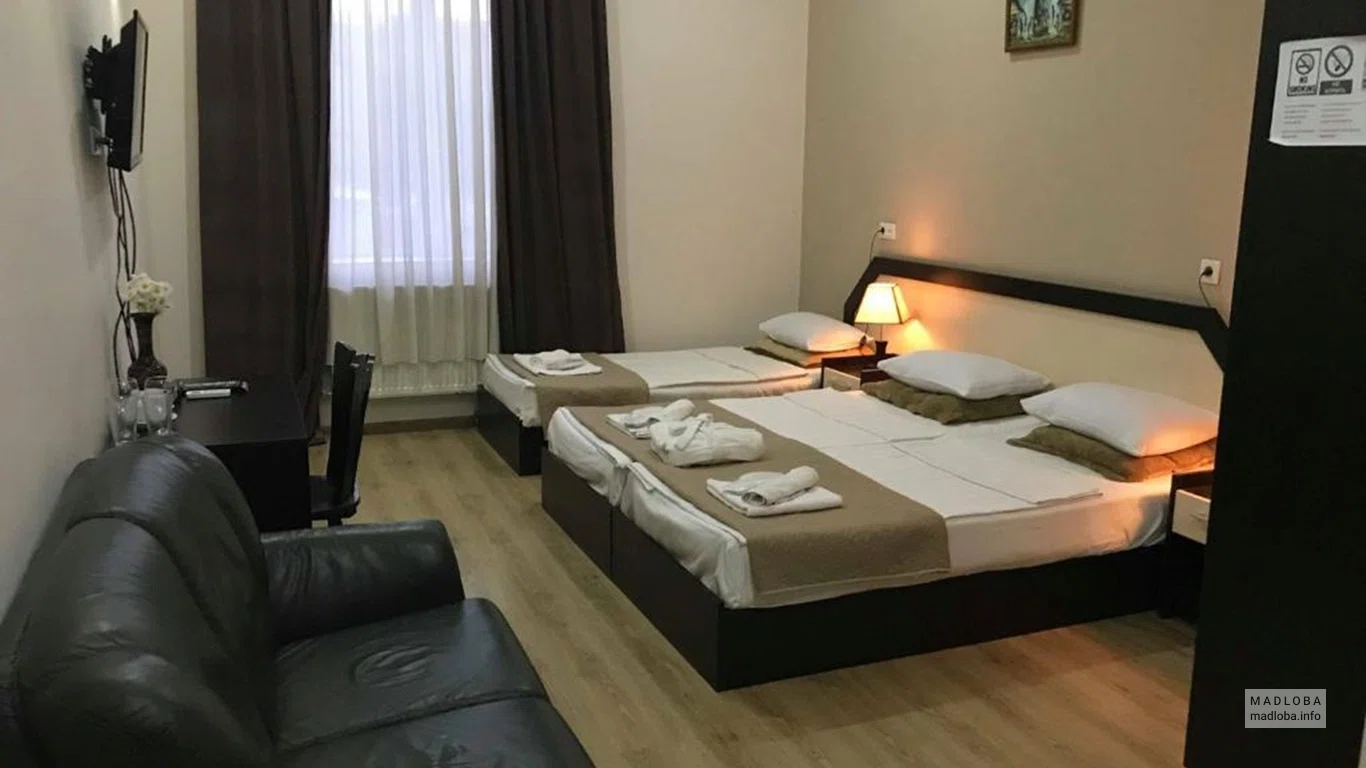 Интерьер номера в Sonata Hotel