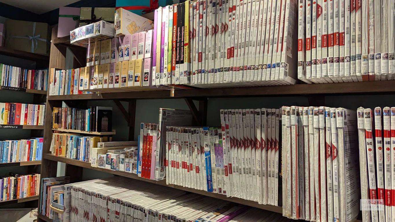 Книги на полках в магазине Soul Shop