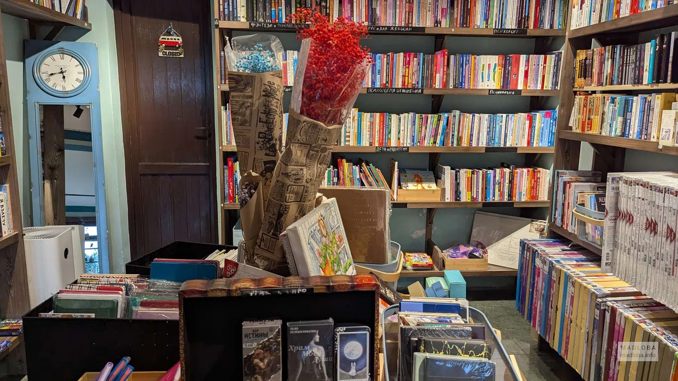 Книги на полках в магазине Soul Shop