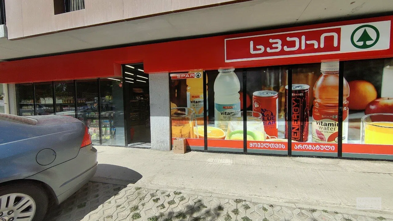Spar — супермаркет на улице Ста тысяч Моцами