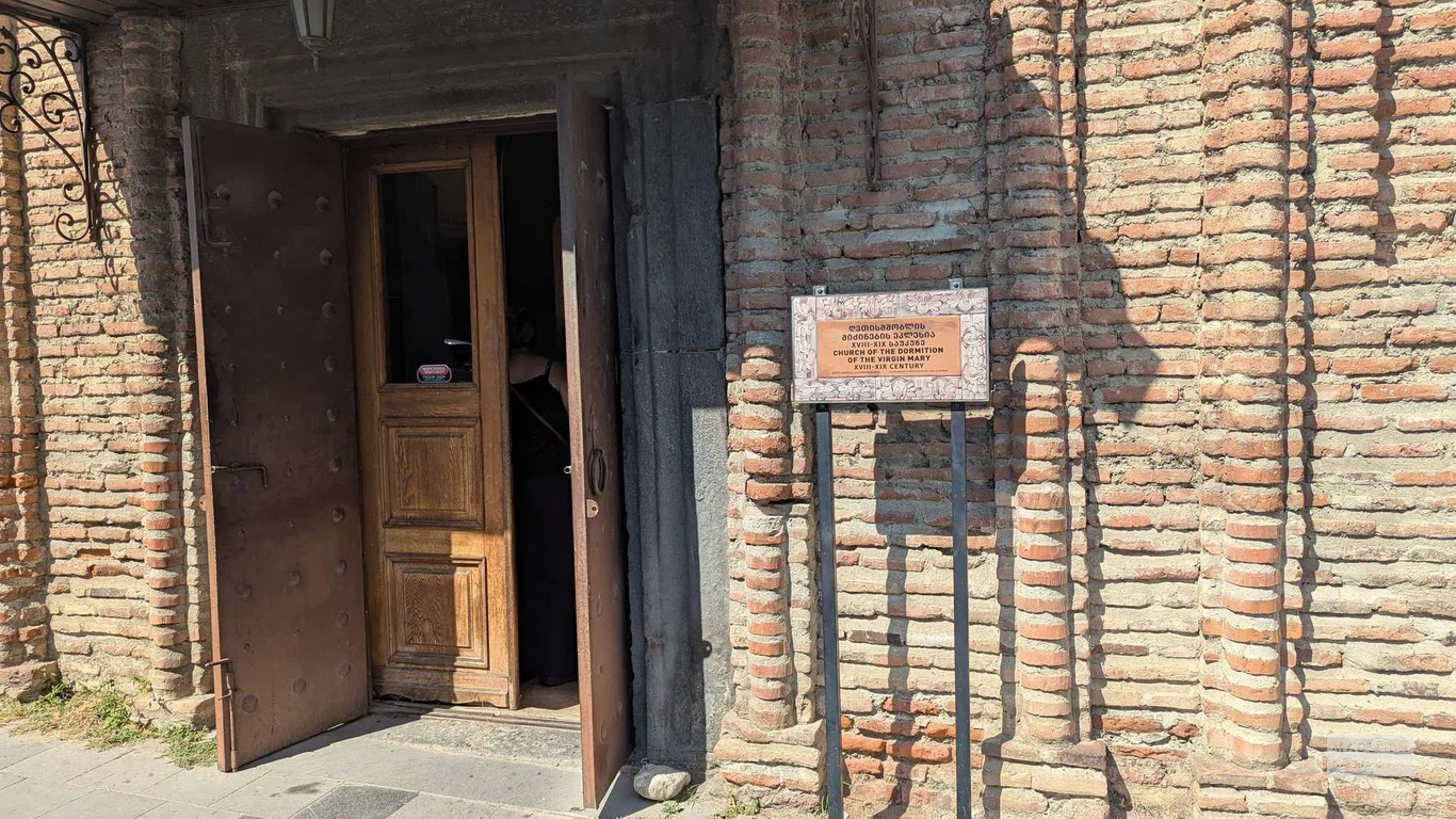Вход в Православную церковь Святой Мариам в Телави