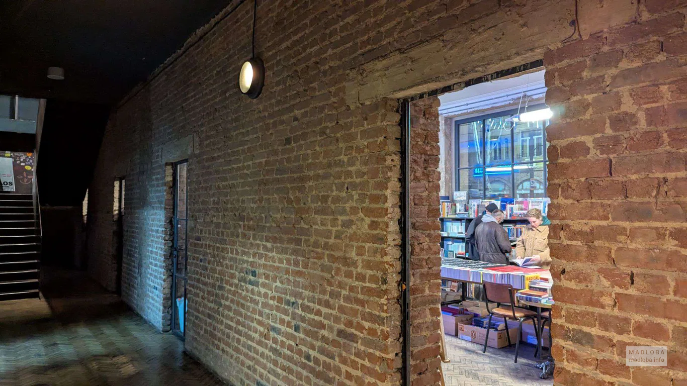 вход в книжный магазин Stamba Bookstore