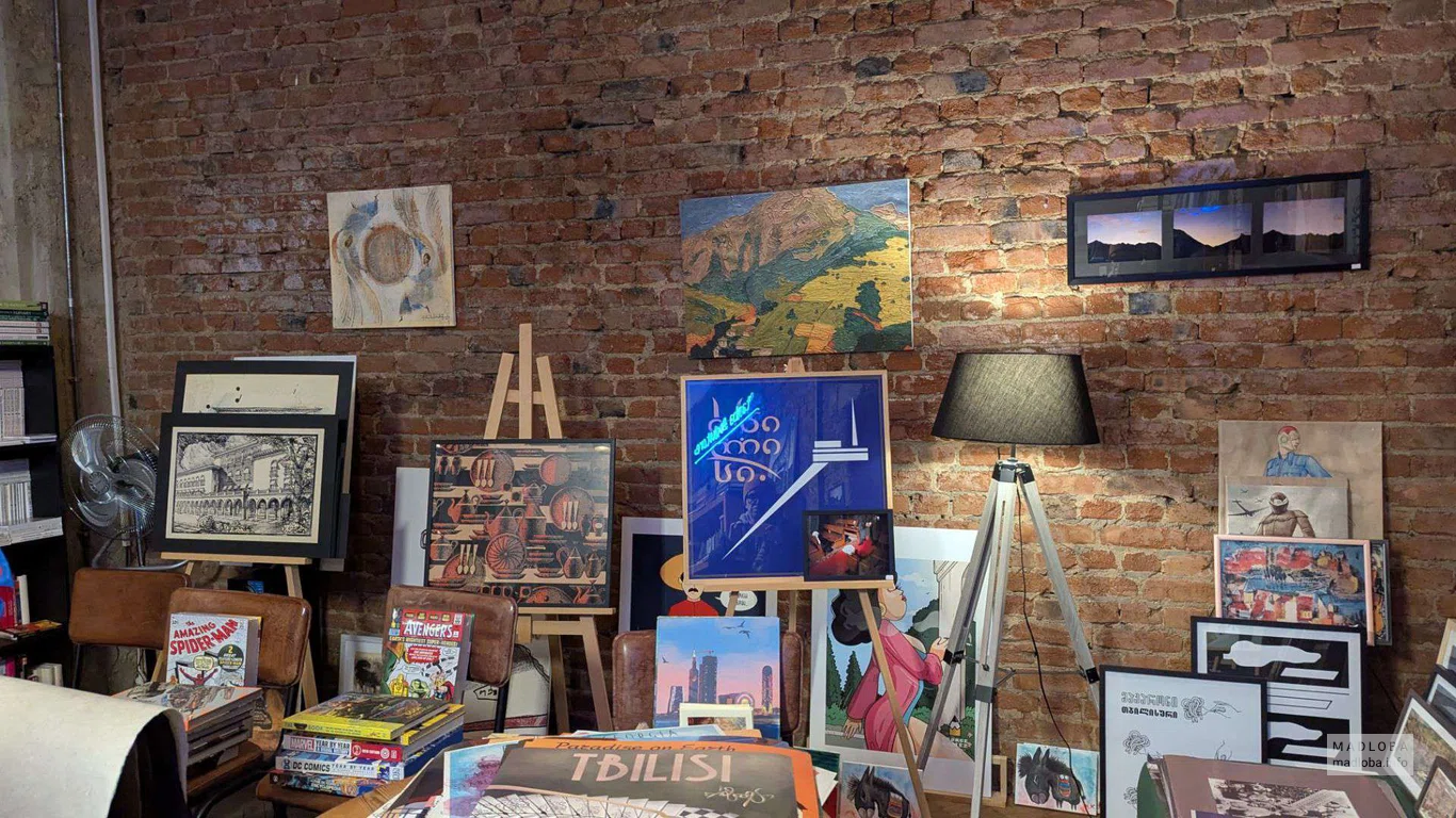 дизайн магазина Stamba Bookstore