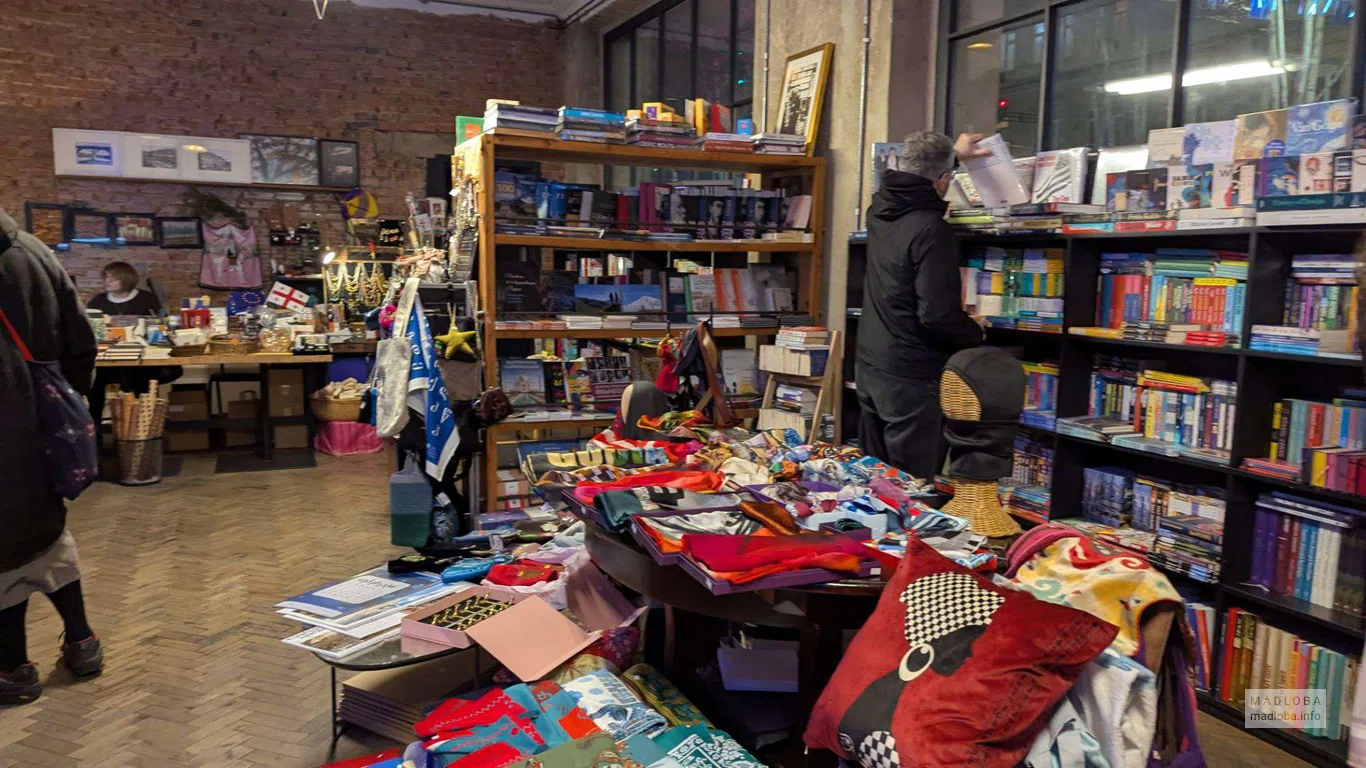 сувениры в книжном магазине Stamba Bookstore