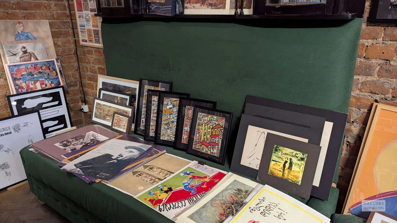 постеры в книжном магазине Stamba Bookstore
