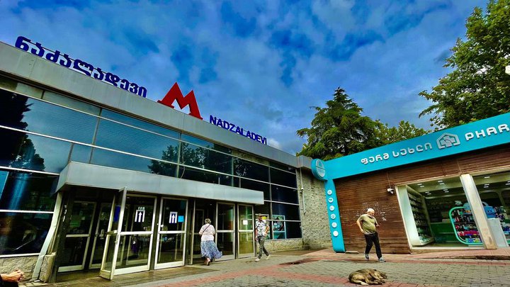 Станция метрополитена "Надзаладеви"