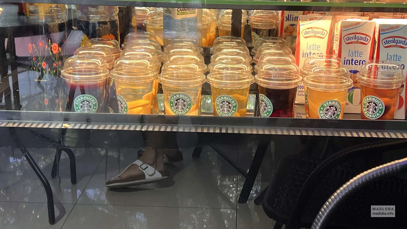 Витрина в Starbucks Coffee in Georgia