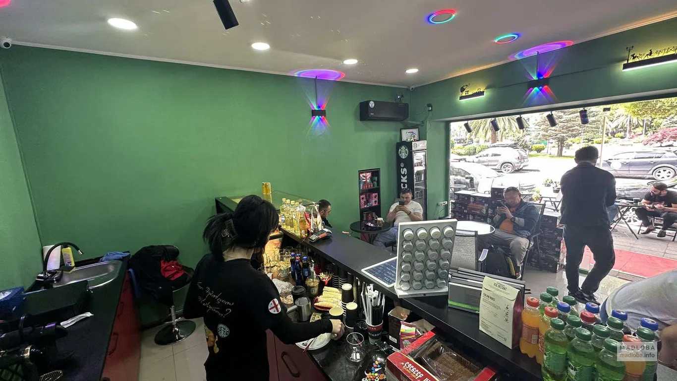 Вид на стойку в Starbucks Coffee in Georgia