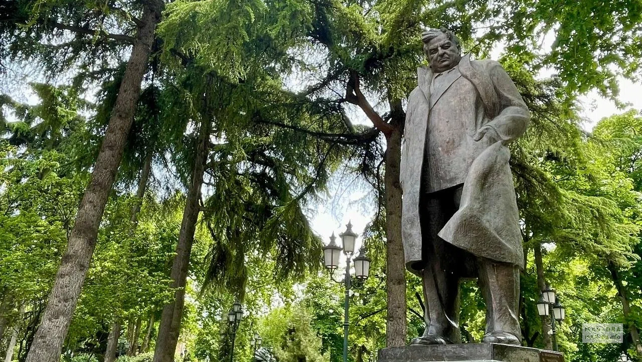 Памятник Георгию Леонидзе в Тбилиси