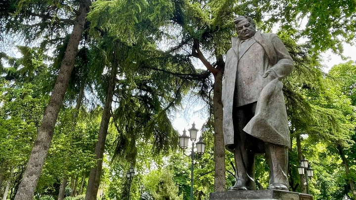 Статуя Георгия Леонидзе