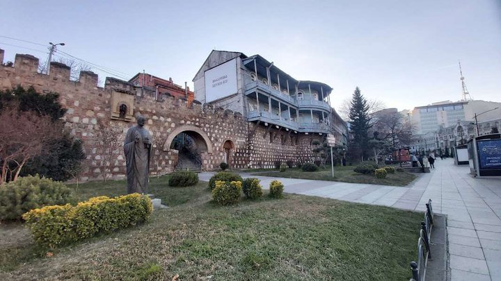 Статуя Иоанэ Петриси
