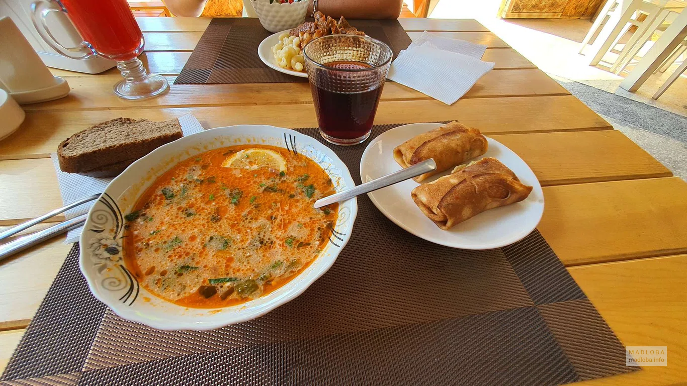 Солянка с блинчиками