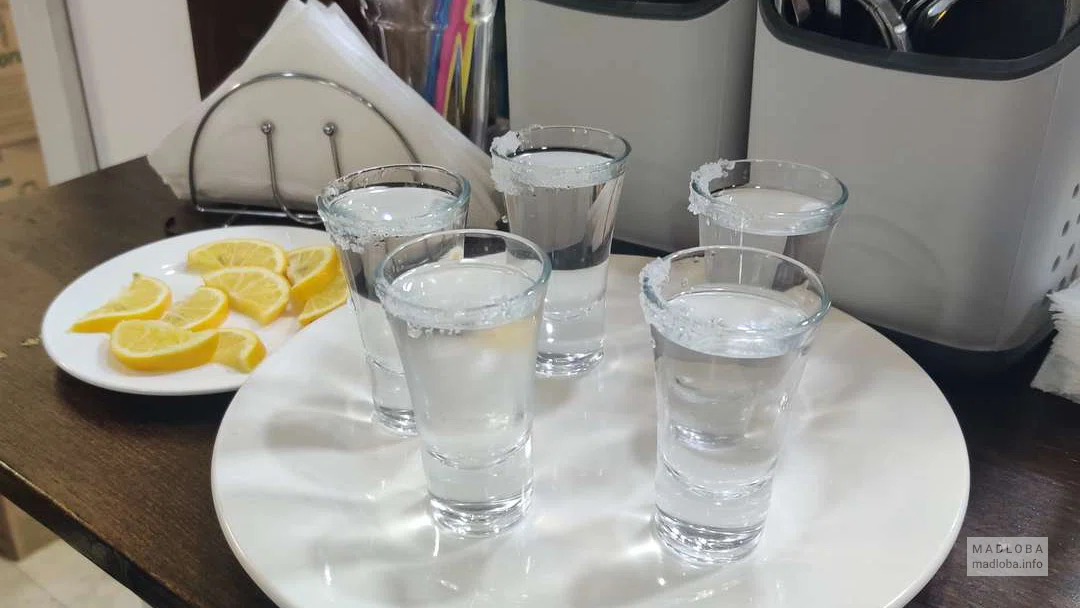 Подача спиртного