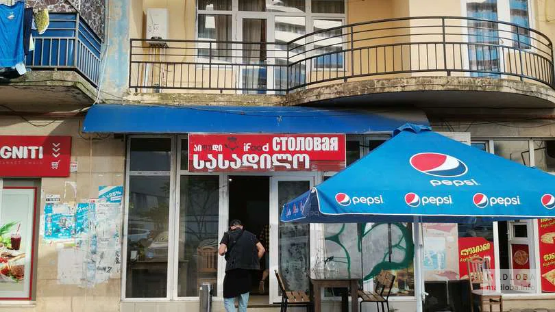 Вид на вход встоловую