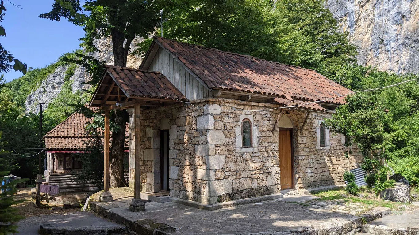 Постройки внизу у Столпа Кацхи