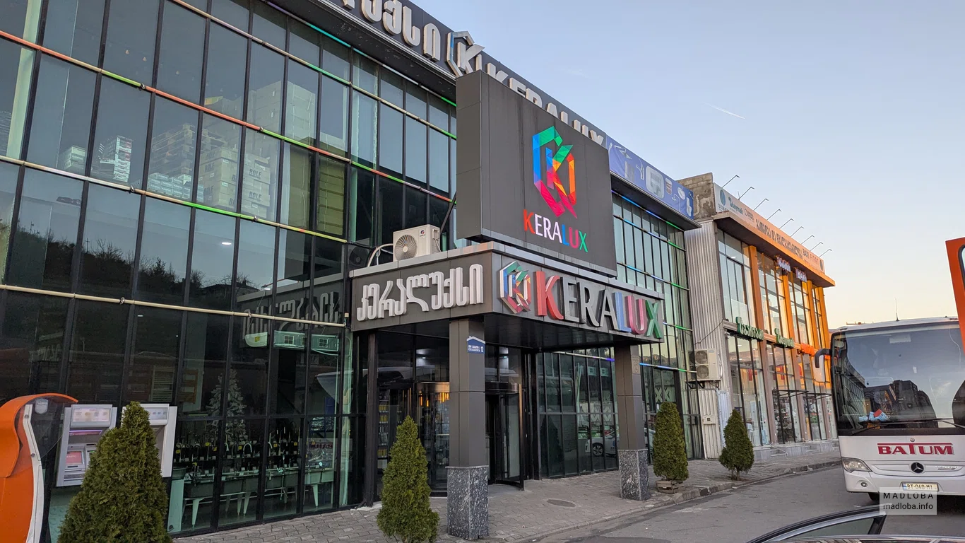 Магазин стройматериалов Keralux фасад, вид сбоку