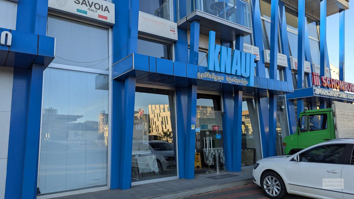 Вход в строительный магазин LTD Luka