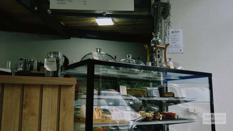 Витрина в Submarine coffee
