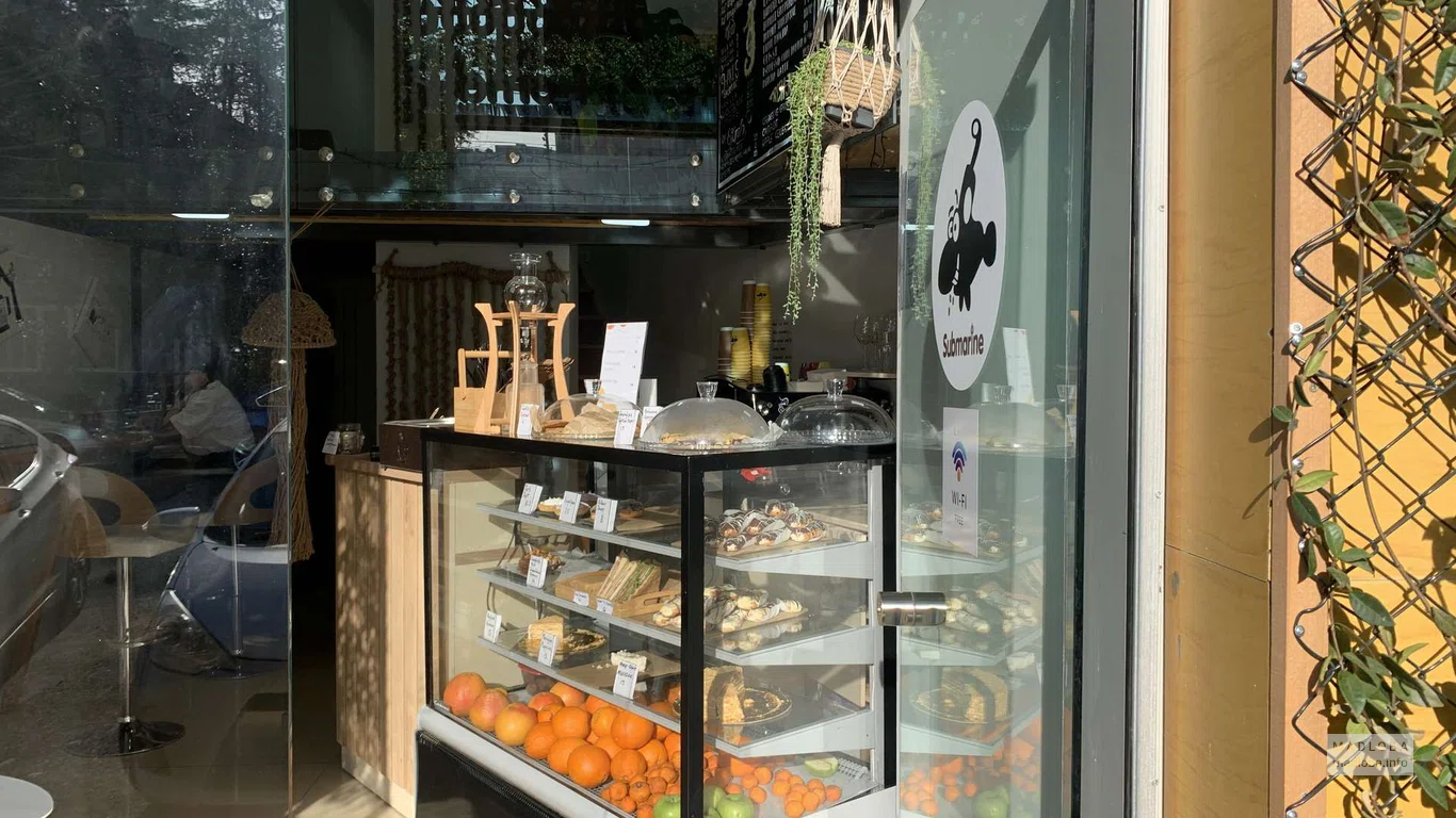 Витрина в Submarine coffee