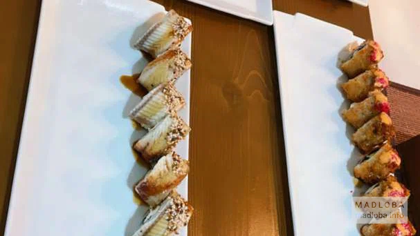 Sushi day суши на подносе вид сверху