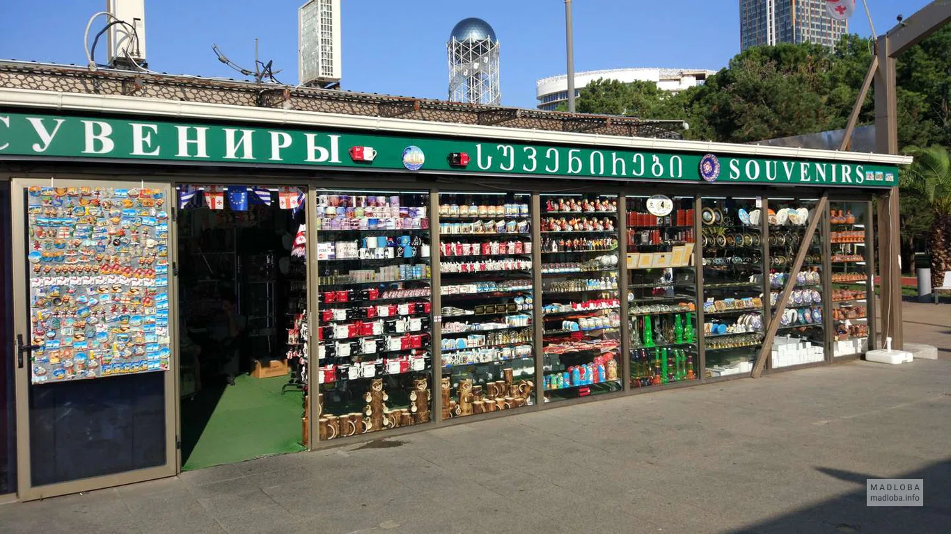 Сувенирная лавка на Батумском Бульваре, возле пирса
