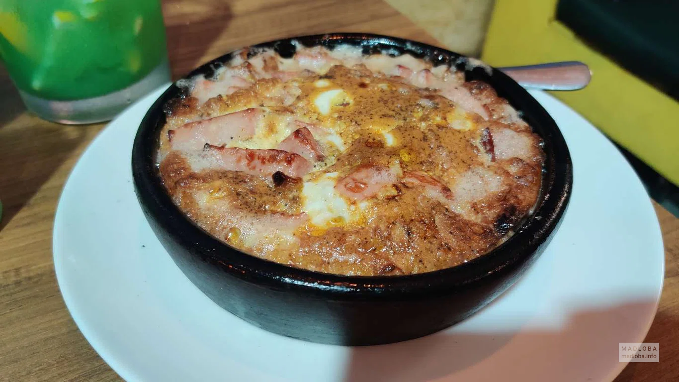 Яичница с колбасой и сыром