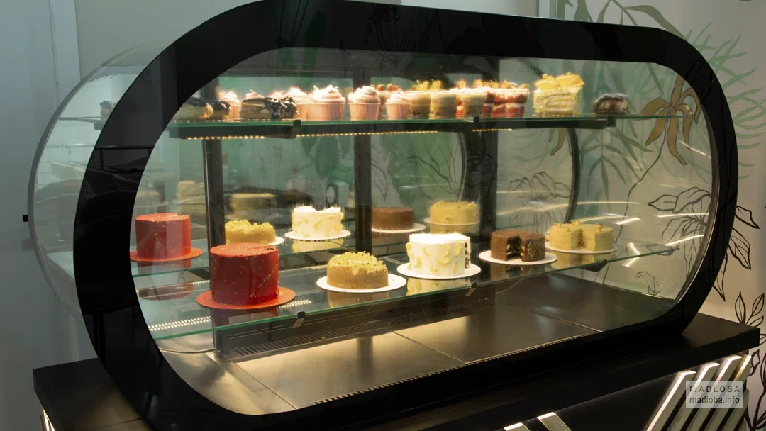 Витрина в кофейне Sweet island