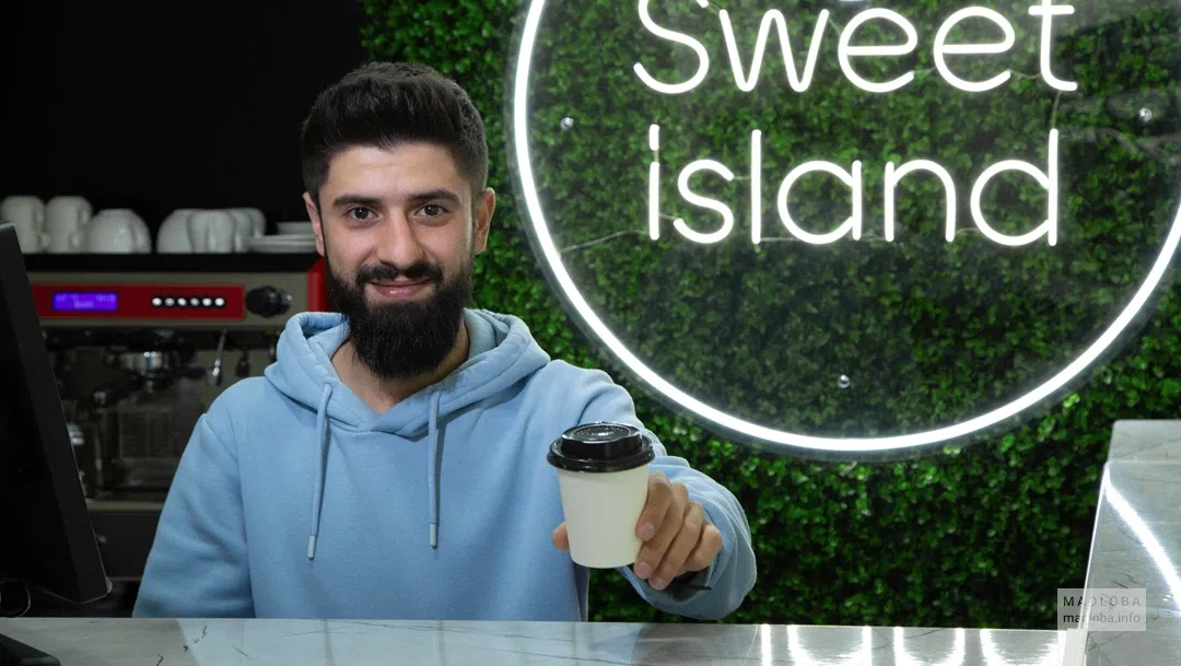 Посетитель в кофейне Sweet island