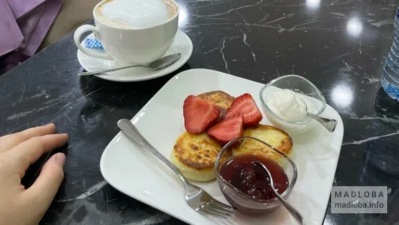 Подача блюд в кофейне Sweet island