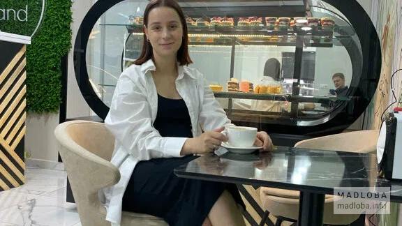 Счастливые посетители в кофейне Sweet island