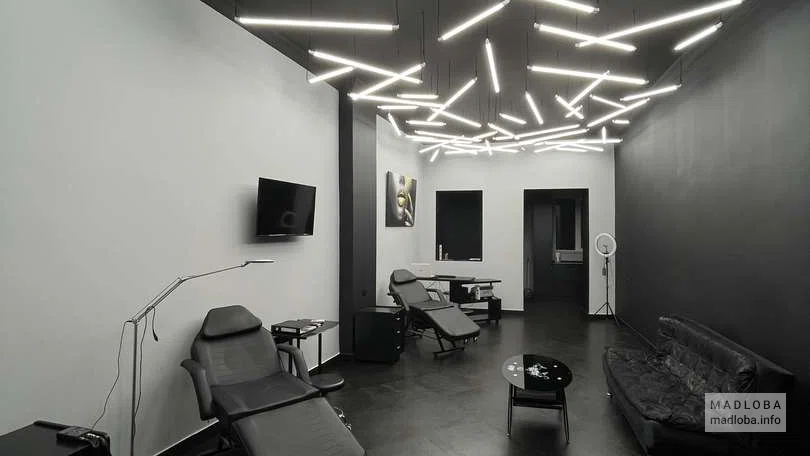 Интерьер в тату салоне "TATTOO TIME"