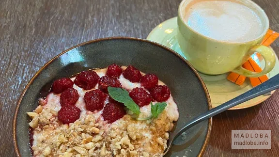 Овсянка на завтрак в Tangerine Cafe