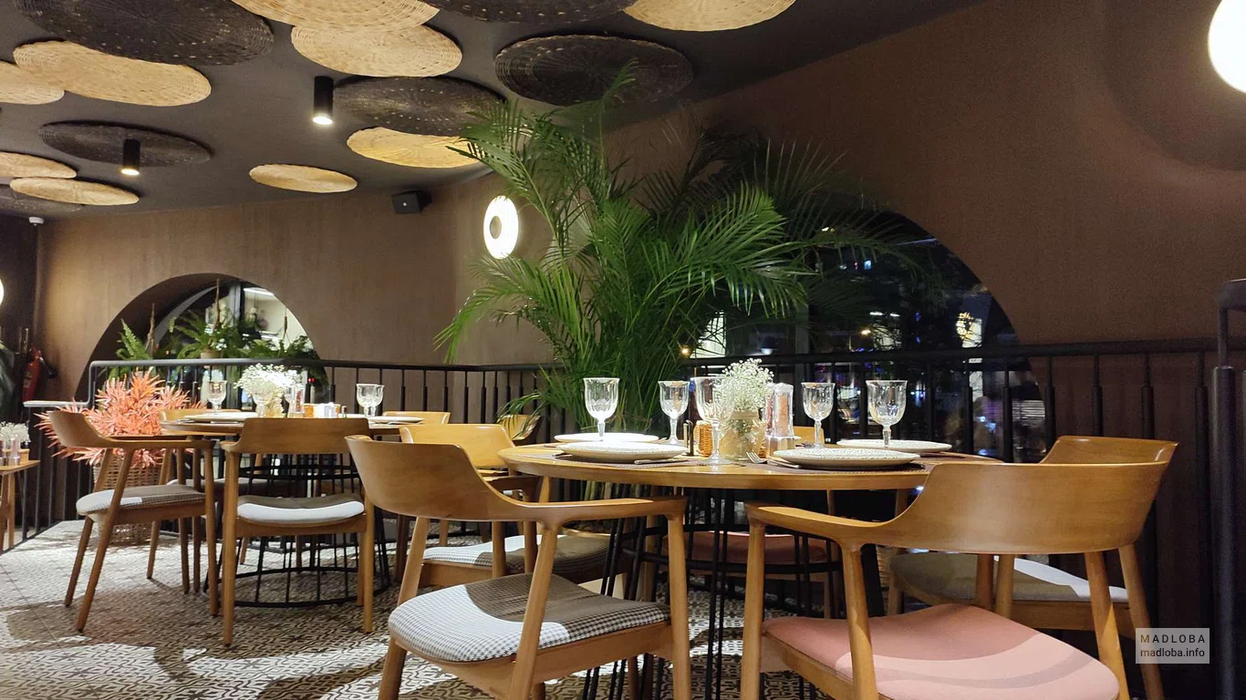 Столики в Tangerine Cafe