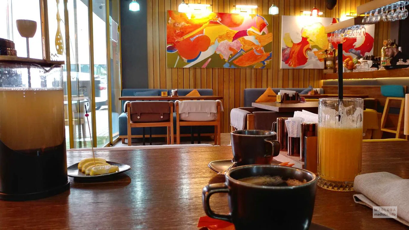 Зал в Tangerine Cafe