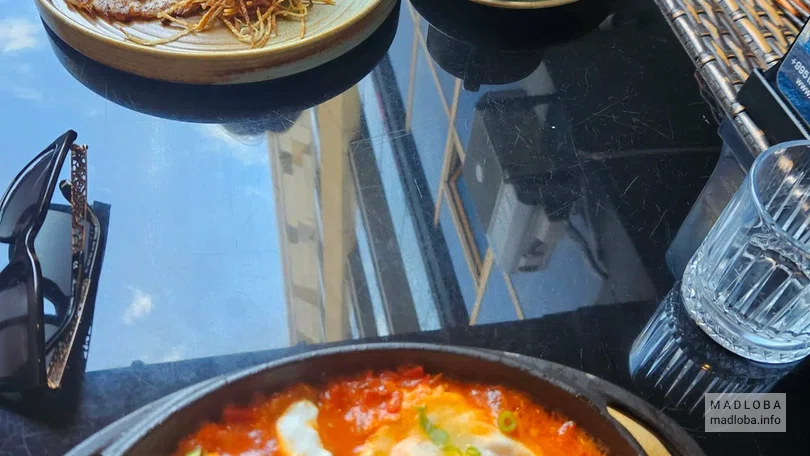 Подача вкусного блюда из яиц в Tangerine Cafe
