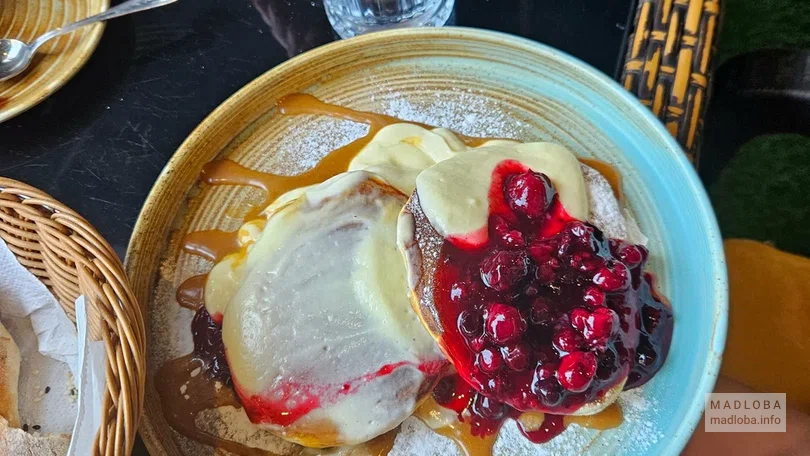 Оладьи со сгущенкой и джемом в Tangerine Cafe