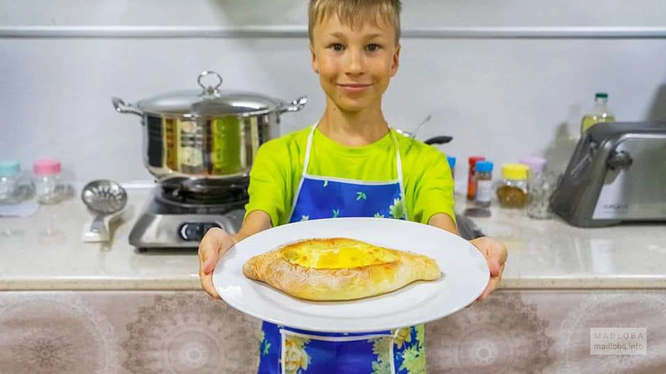 Мальчик сам сделал хачапури по Аджарски в Tasty Georgia Culinary Studio