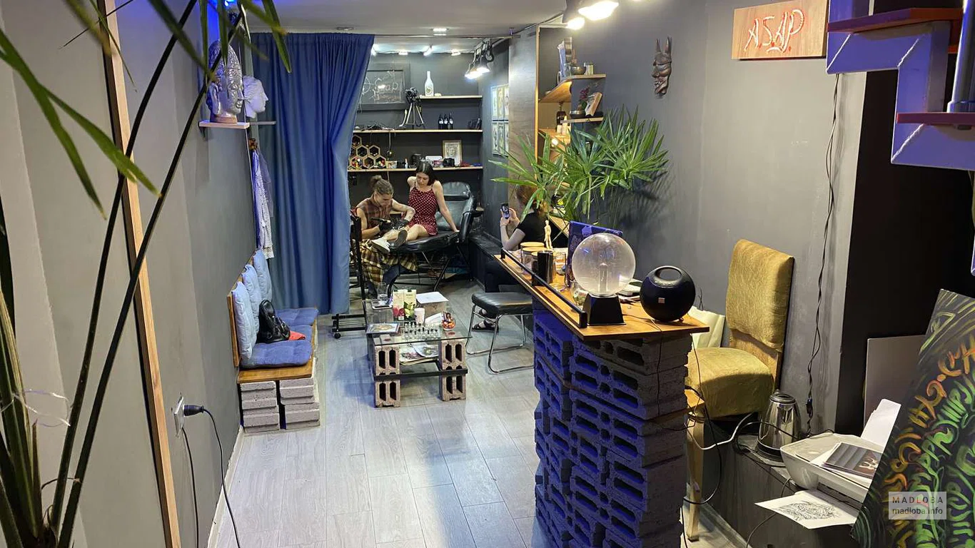 Интерьер в салоне тату "Asap studio"