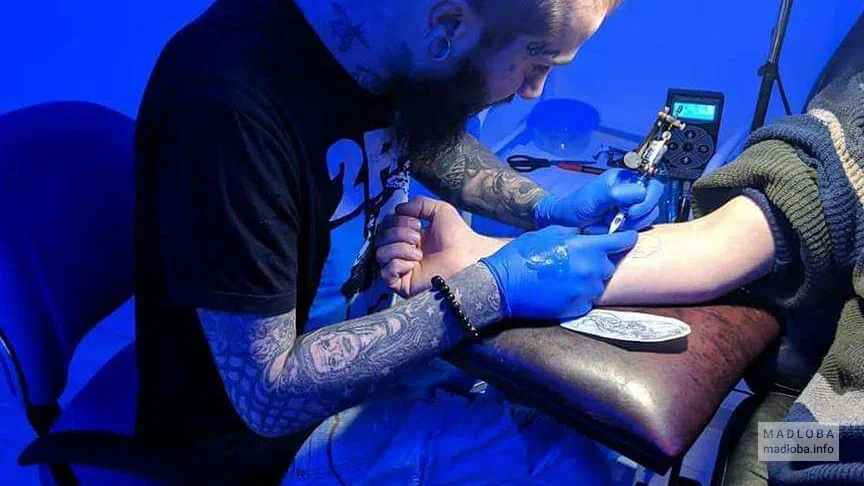 Ink Kiss