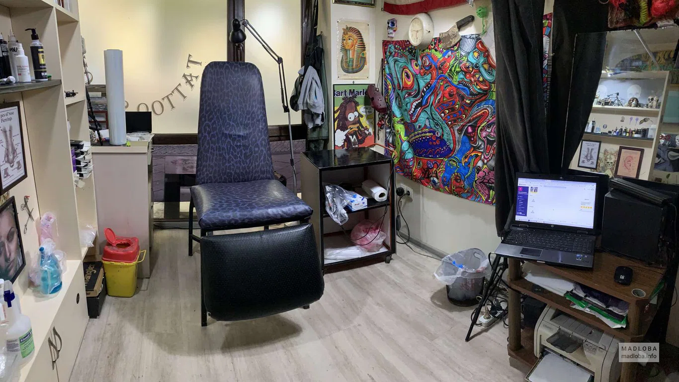 Рабочее место мастера Tattoo & Body Piercing Salon