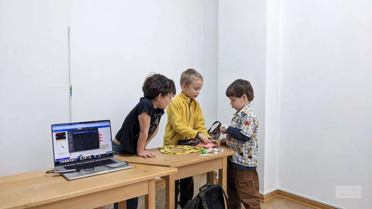 мальчики играют в садике Tbili Adgili Reggio