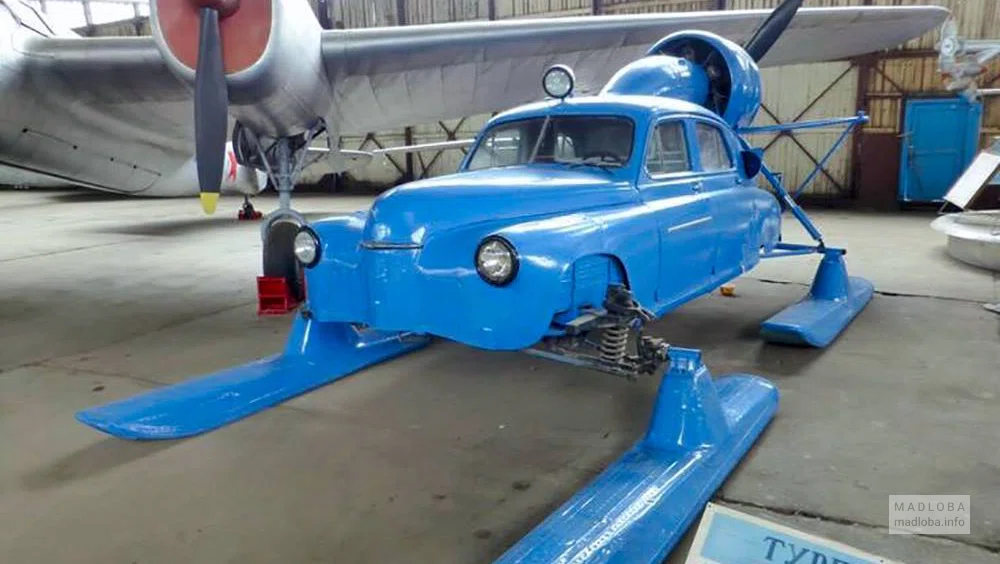 Автомобиль на лыжах в Тбилисском автомузее