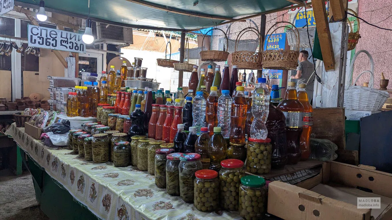 Банки с соленьями и маринадами на рынке