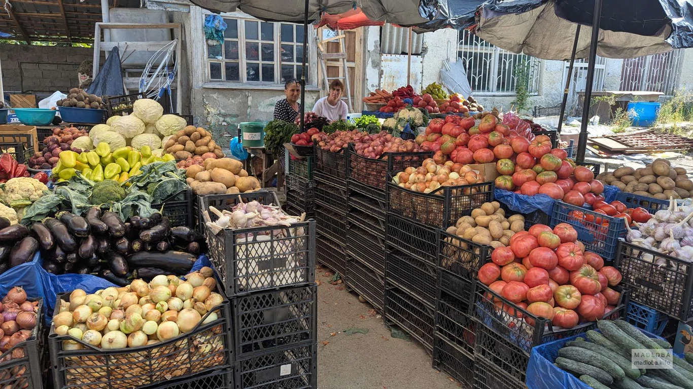 Овощные прилавки на базаре