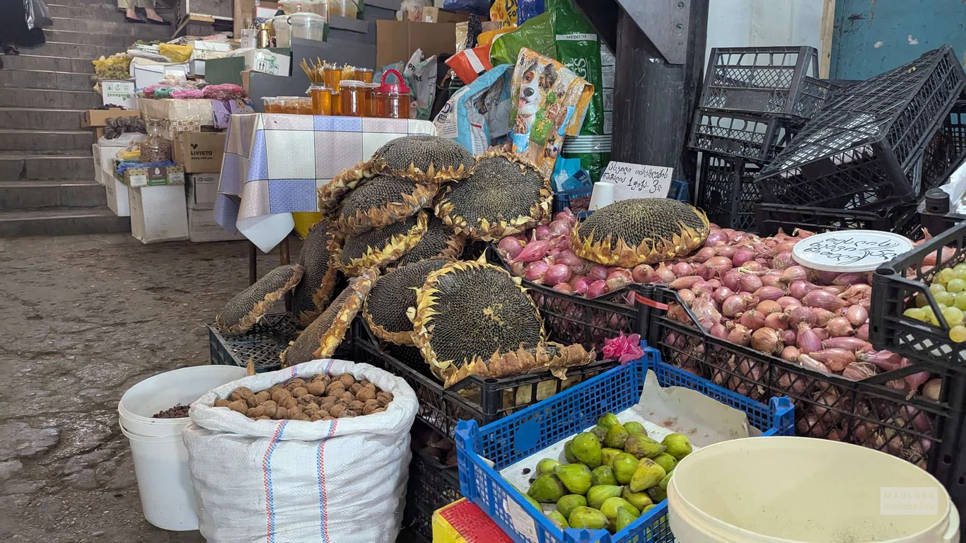 Подсолнечники и орехи на продаже