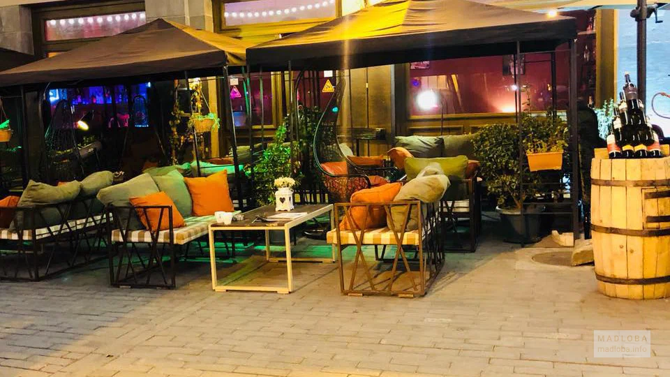 Столики на улице в баре Терраса36