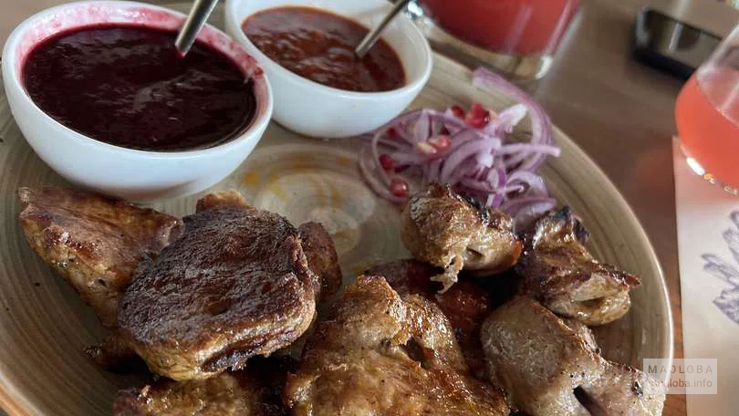 Мясо с соусом